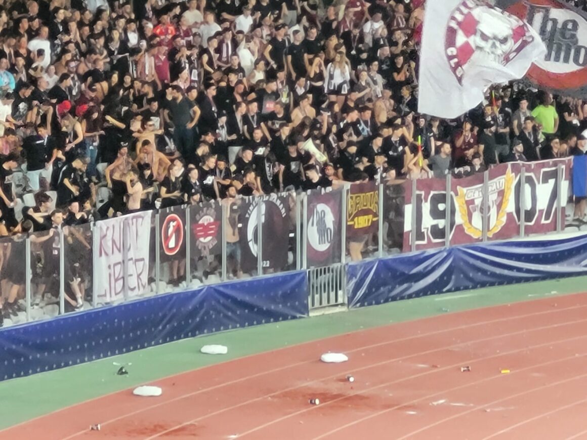 Ultrașii CFR Cluj, comportament suburban pe Cluj Arena! Au distrus peluza – FOTO