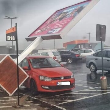 4324c71b83ced6a2766319b08e33dc46.jpg Mașina unui clujean, lovită de un panou publicitar în parcarea mall-ului – FOTO