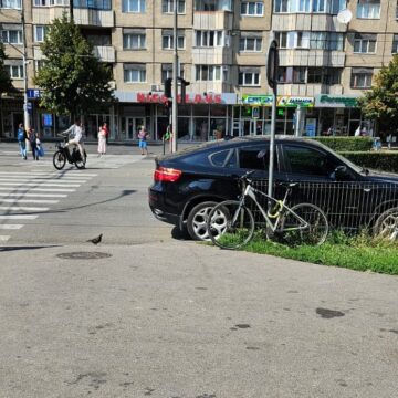 45959358e634c11310e2f74ed318af77.jpg A parcat ca un BOSS în Piața Mărăști! Și-a lăsat BMW -ul pe drum și Poliția Locală se face că nu vede – FOTO