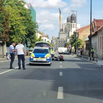 Scuterist nepalez, lovit de o mașină pe strada Avram Iancu – FOTO