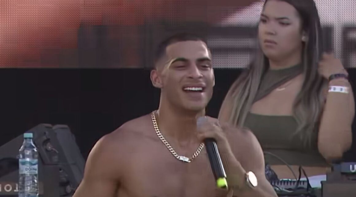 Gheboasă, versuri jegoase la Untold, în fața a mii de copii. Tinerii s-au bulucit la scenă – VIDEO
