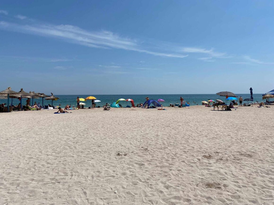 Scandal pe litoral după controalele ANPC: „Domnu’ Horia! Lăsaţi-ne, că n-avem cu ce trăi”. Turiștii au aruncat cu mâncare în inspectori