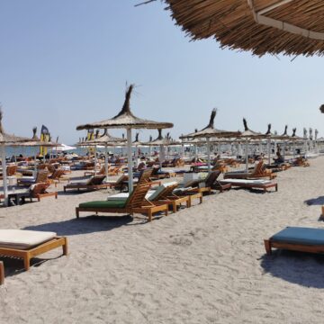 Turist din Cluj: ”Bate vântul la Phoenicia, în Mamaia. E cam puțină lume. Nu știu ce se întâmplă” – VIDEO