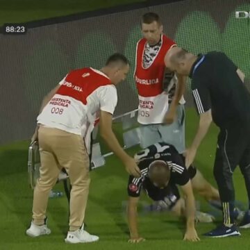 Daniel Popa, scăpat de pe targă în finalul meciului Hermannstadt – U Cluj 2-2! Faza a fost monumentală, un necaz nu vine niciodată singur – VIDEO