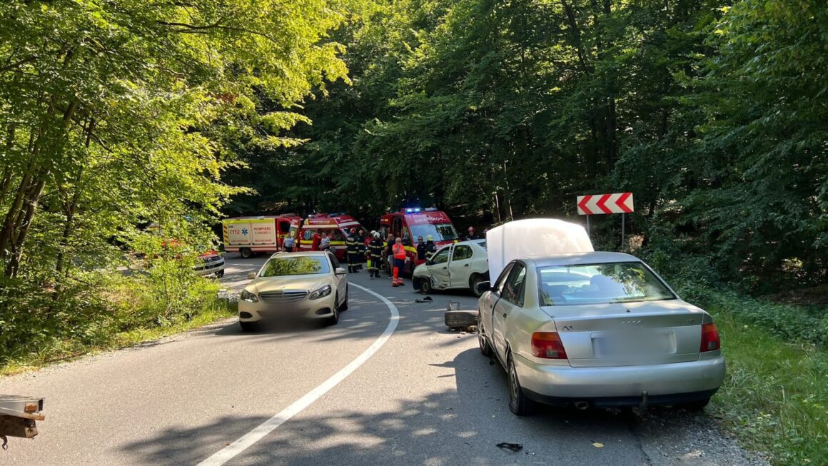 6675d80bb05fbdb9fff2be20b41b3409.jpg Accident rutier pe drumul Făgetului din Cluj. Un șofer a pătruns pe contrasens și a lovit două mașini