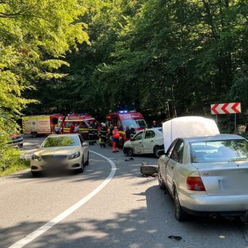 Accident rutier pe drumul Făgetului din Cluj. Un șofer a pătruns pe contrasens și a lovit două mașini