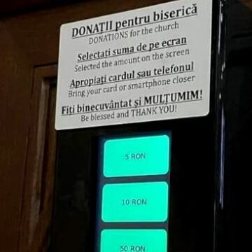 66b55167e1f46b58a62d7ab0a25fac9d.JPG La Cluj se pot face donații la biserică cu cardul contactless. Moda s-a răspândit și în alte zone din Ardeal