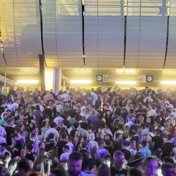 6947b0aa9746c6c21c85d54a6b4aa9d4.jpeg Sute de spectatori nu au reușit să intre la concertul Imagine Dragons de la UNTOLD. Trupa a umplut Cluj Arena în doar câteva minute
