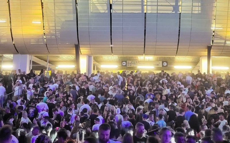 6947b0aa9746c6c21c85d54a6b4aa9d4.jpeg Sute de spectatori nu au reușit să intre la concertul Imagine Dragons de la UNTOLD. Trupa a umplut Cluj Arena în doar câteva minute