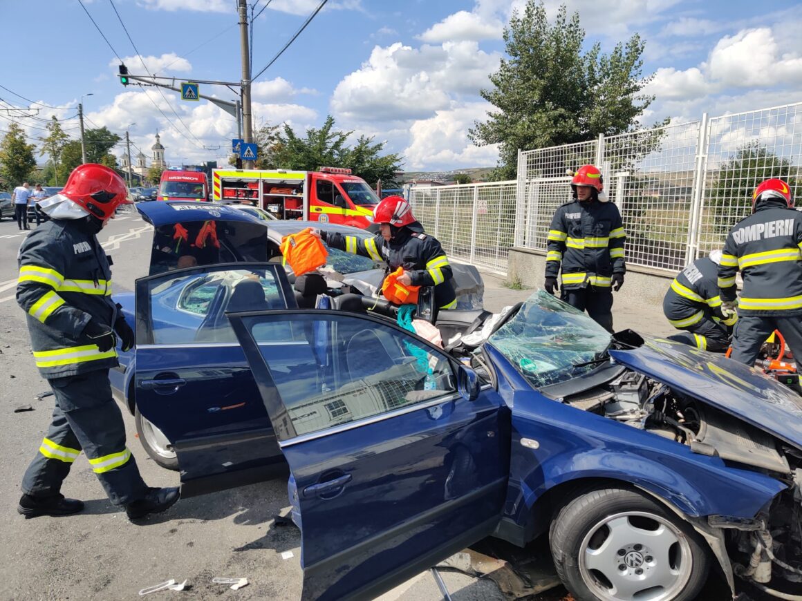 998615f192dc9319c0ae84dbda798aa0.jpeg Accident grav, cu patru victime în Cluj-Napoca! Două mașini s-au făcut praf pe strada Traian Vuia, a intervenit Descarcerarea – FOTO