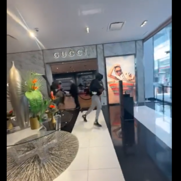 Cum se fură dintr-un magazin GUCCI? În gașcă și în pas alergător.