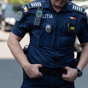 a515043f1ab227a1dae9397c8e78a712.jpg Un bărbat a băgat spaima în mamele din carterul Zorilor! Aveți grijă la el. Sunați la poliție, dacă îl vedeți – FOTO