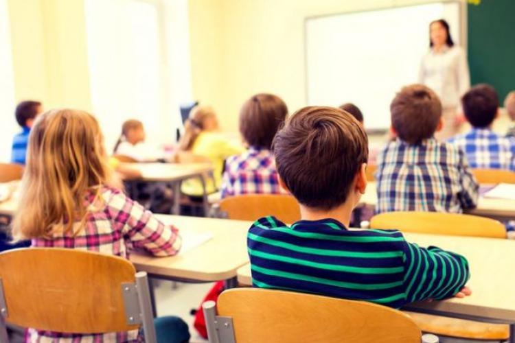 b10763396233a403ddf945fdd36cff2b.jpeg Obligațiile părinților potrivit noii legi a Educației. Profesorii vor putea fi contactați doar în anumite intervale orare