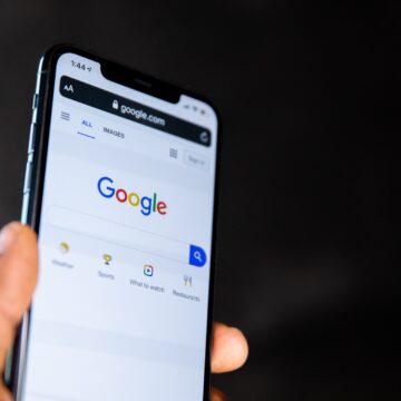 Google va anunța utilizatorii dacă găsește date personale despre ei în „căutare” ca să le poată elimina