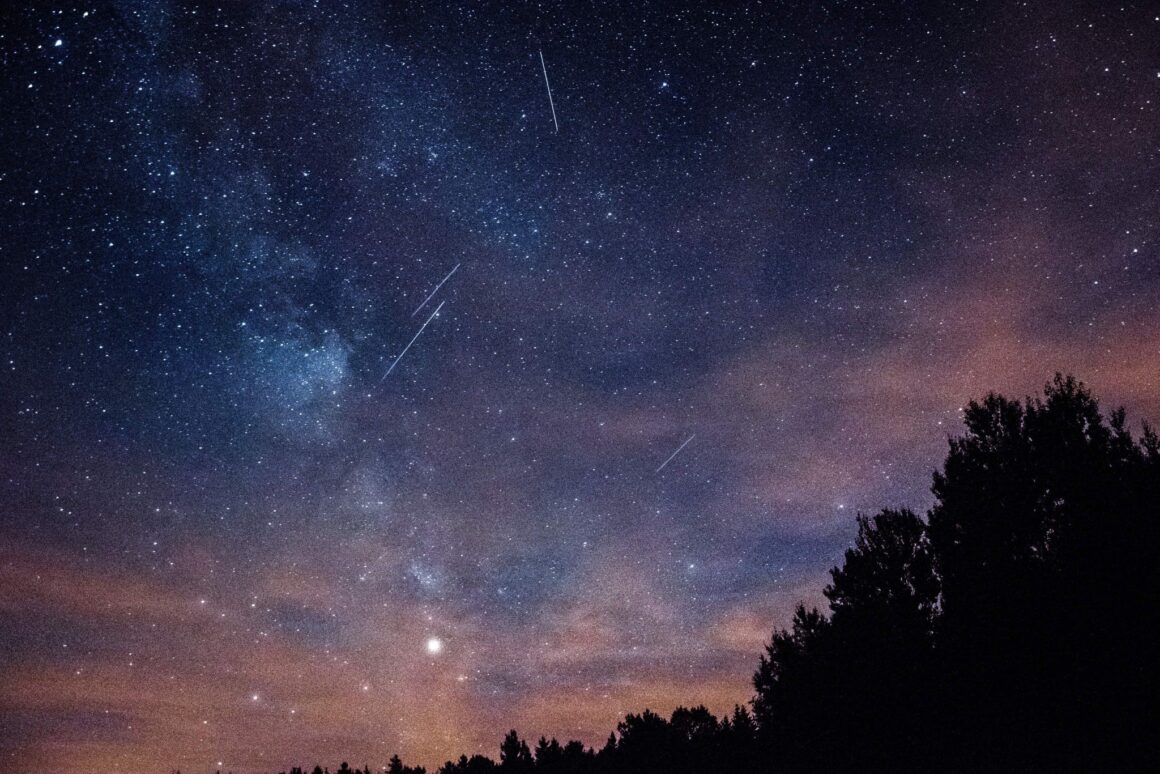 Perseidele, cel mai frumos eveniment astronomic al verii. Când poate fi văzută ploaia de stele căzătoare