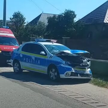 cd5441699d66a6cd7908157429f947ba.JPG Mașină de poliție implicată într-un accident la Gherla. Nu a respectat distanța în trafic – VIDEO