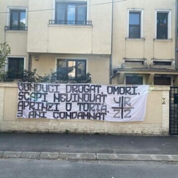 Suporterii U Cluj protestează: ”Conduci drogat, omori, scapi nevinovat, aprinzi o torță, 3 ani condamnat!” – FOTO