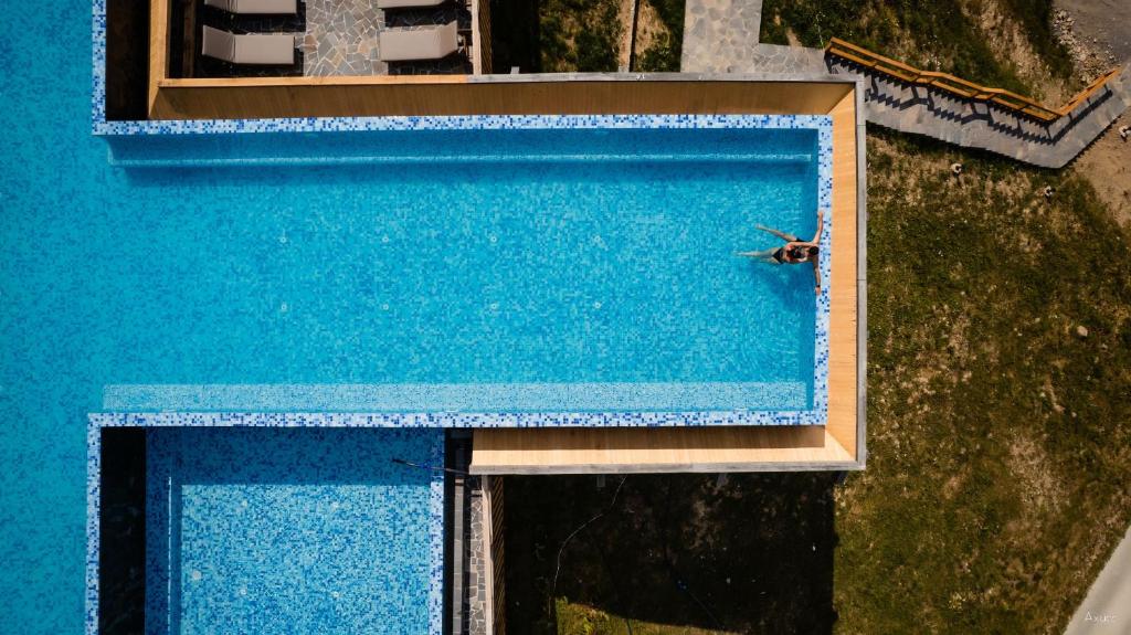cf4b976e5f7579d7a79f570a8b179164.jpg Piscina de ”Pă coastă” e un loc fabulos al Ardealului. Cota pensiunii e la 9,6 pe booking – FOTO