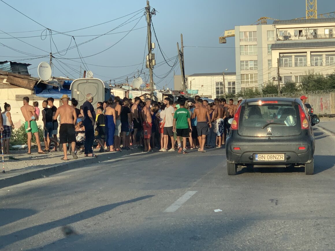 cfeedff3dbe27990bb75b9f79e176eb5.jpeg Copil lovit de o mașină în colonia de pe Calea Dezmirului! Zona este un pericol, pentru că cei mici se joacă pe stradă – FOTO