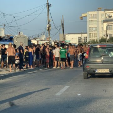 Copil lovit de o mașină în colonia de pe Calea Dezmirului! Zona este un pericol, pentru că cei mici se joacă pe stradă – FOTO