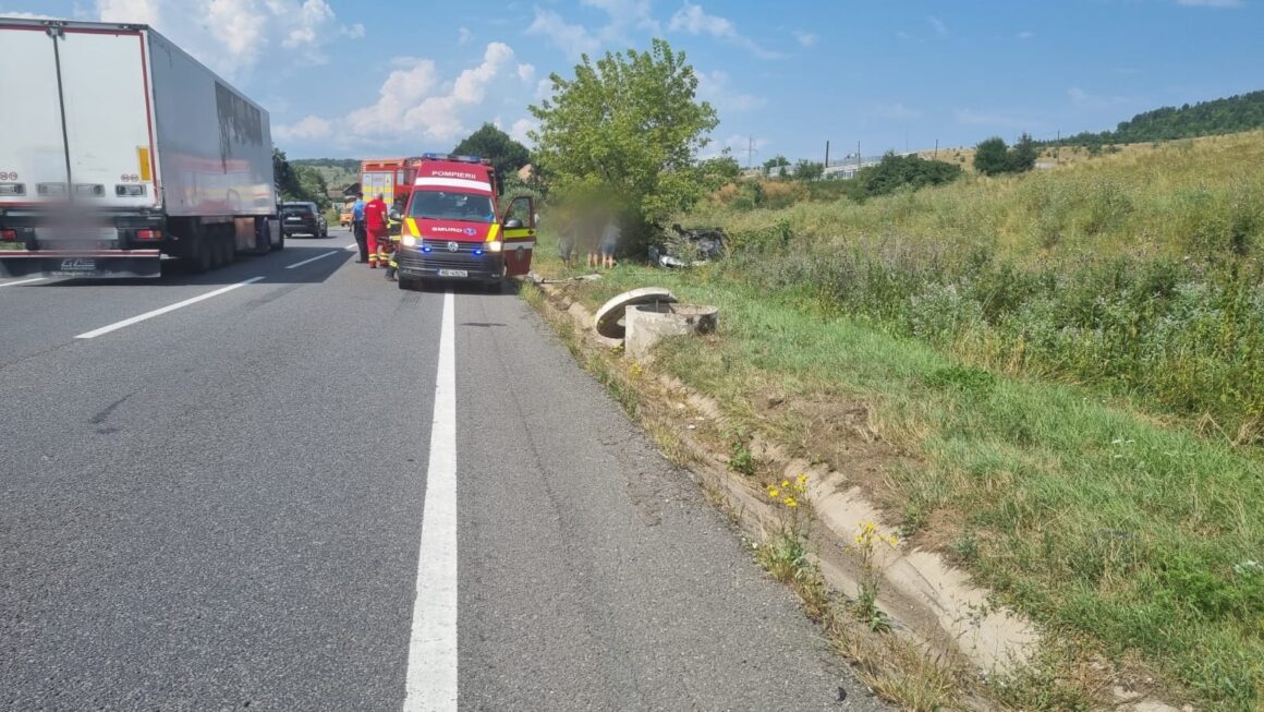 dd541cca8fc8344c9ad3dcc52f4b75bb.jpeg Un șofer israelian s-a RĂSTURNAT cu mașina la Izvoru Crișului, în Cluj! Pompierii au extras o femeie blocată/Un copil de 3 ani se afla în mașină
