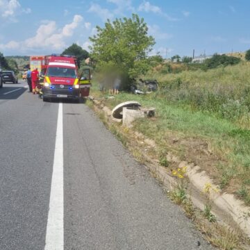 Un șofer israelian s-a RĂSTURNAT cu mașina la Izvoru Crișului, în Cluj! Pompierii au extras o femeie blocată/Un copil de 3 ani se afla în mașină