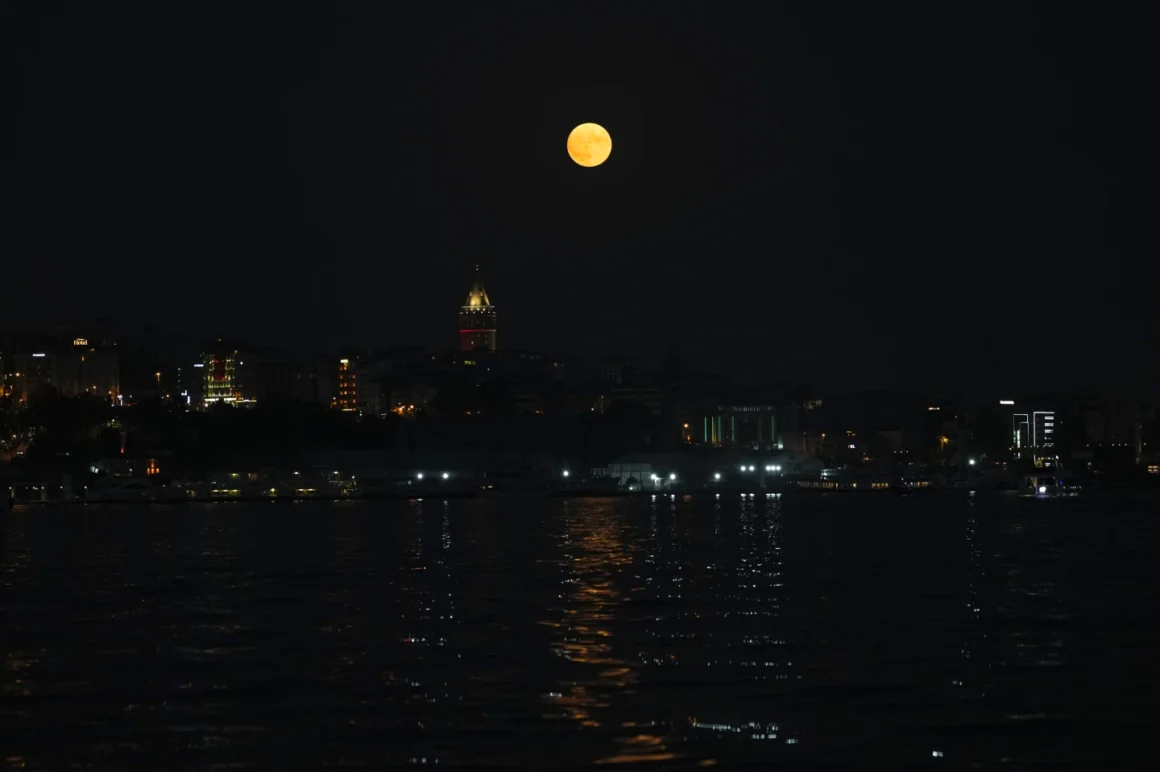FOTO. Superluna albastră luminează cerul din întreaga lume. Cât de rar e fenomenul