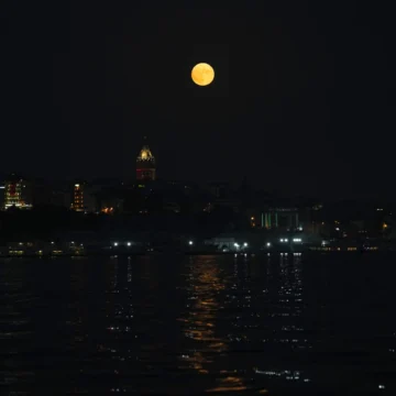 descarcare-1-2.webp.webp FOTO. Superluna albastră luminează cerul din întreaga lume. Cât de rar e fenomenul