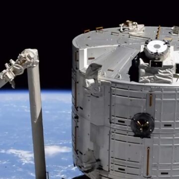 descarcare-2-1.jpeg Capsula SpaceX ajunge la Stația Spațială Internațională. La bord sunt 4 astronauți din 4 țări