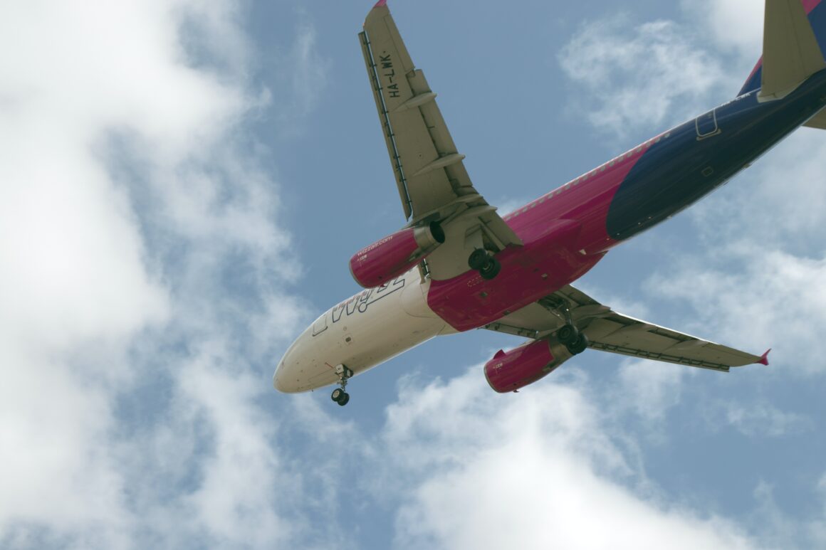 Cum își pot recupera banii pasagerii, în cazul anulării zborurilor la Wizz Air: Pasagerilor de pe zborurile afectate li se va oferi un program alternativ
