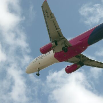 e6822f1d91b5d8549ecf522a3520f8ad.jpg Cum își pot recupera banii pasagerii, în cazul anulării zborurilor la Wizz Air: Pasagerilor de pe zborurile afectate li se va oferi un program alternativ