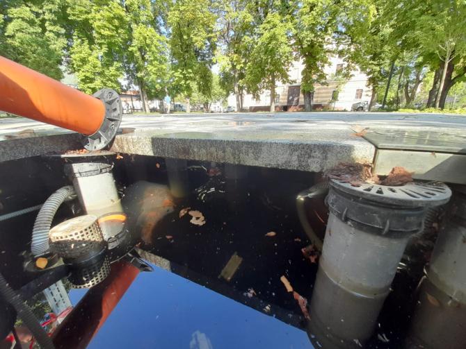 f9d0f8d7253babe2e5437fe2b4dc712c.jpg Parcul din Cluj-Napoca făcut în batjocură față de pietoni! Granitul îți rupe picioarele. Ce a pățit un clujean – FOTO