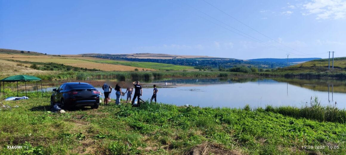 f9ecd4a19f0484ac22777f16d7bba856.jpeg La un pas de înec într-o comună clujeană! Pompierii solicitați să scoată trei persoane a căror ambarcațiune s-a scufundat pe un lac – FOTO