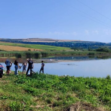La un pas de înec într-o comună clujeană! Pompierii solicitați să scoată trei persoane a căror ambarcațiune s-a scufundat pe un lac – FOTO