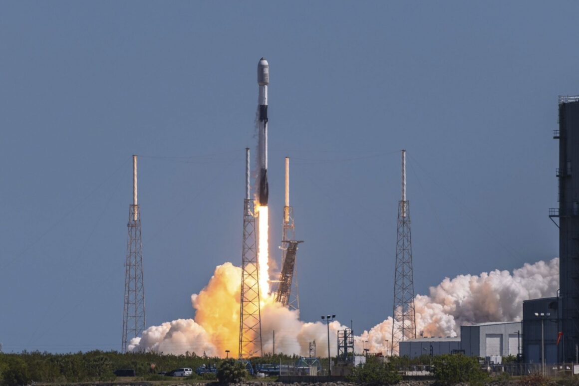Ia-ți doza de spațiu. SpaceX și NASA pregătesc lansarea a 4 astronauți din 4 țări diferite