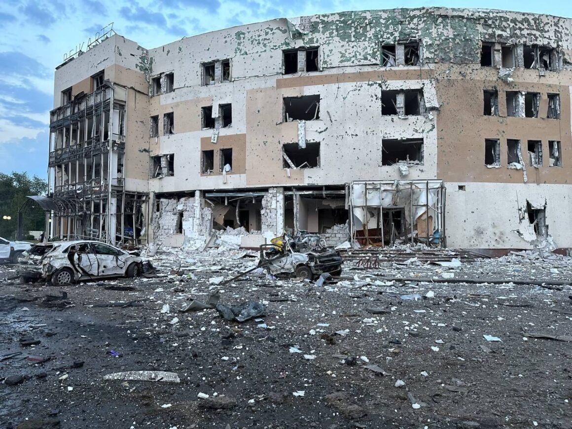 hotel-zaporojie-atac-ucraina-un-mort-twitter-2.jpg Un mort şi 14 răniţi, după ce ruşii au lovit un hotel din Zaporojie