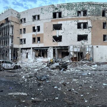 Un mort şi 14 răniţi, după ce ruşii au lovit un hotel din Zaporojie