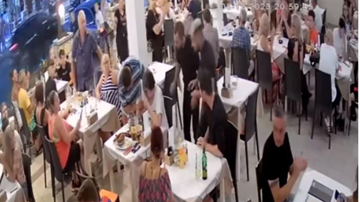 Chelnerul-erou Nikos a salvat o femeie de la moarte într-o tavernă din Grecia