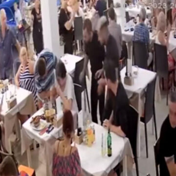 Chelnerul-erou Nikos a salvat o femeie de la moarte într-o tavernă din Grecia