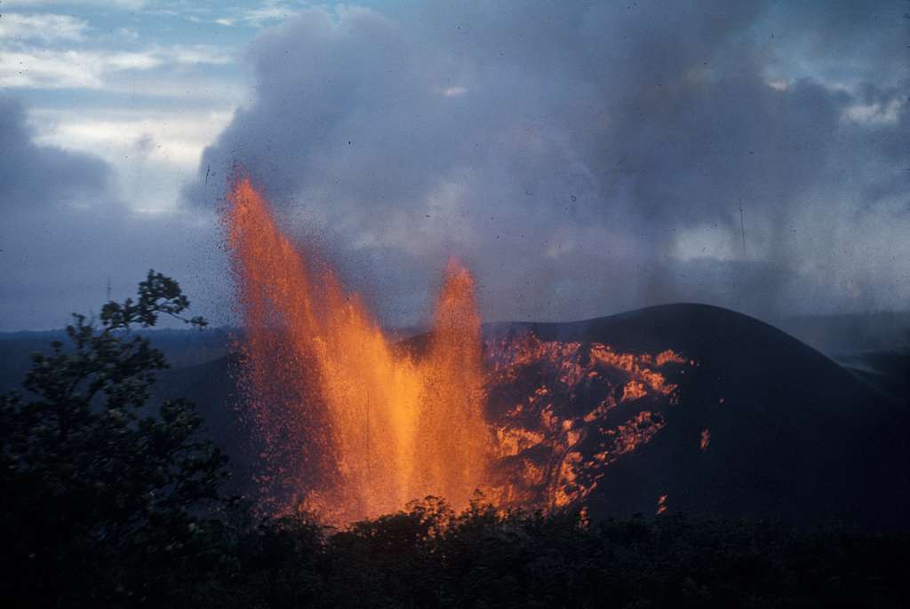 1-50.jpg Asta mai lipsea: a erupt vulcanul Kilauea, din Hawaii!