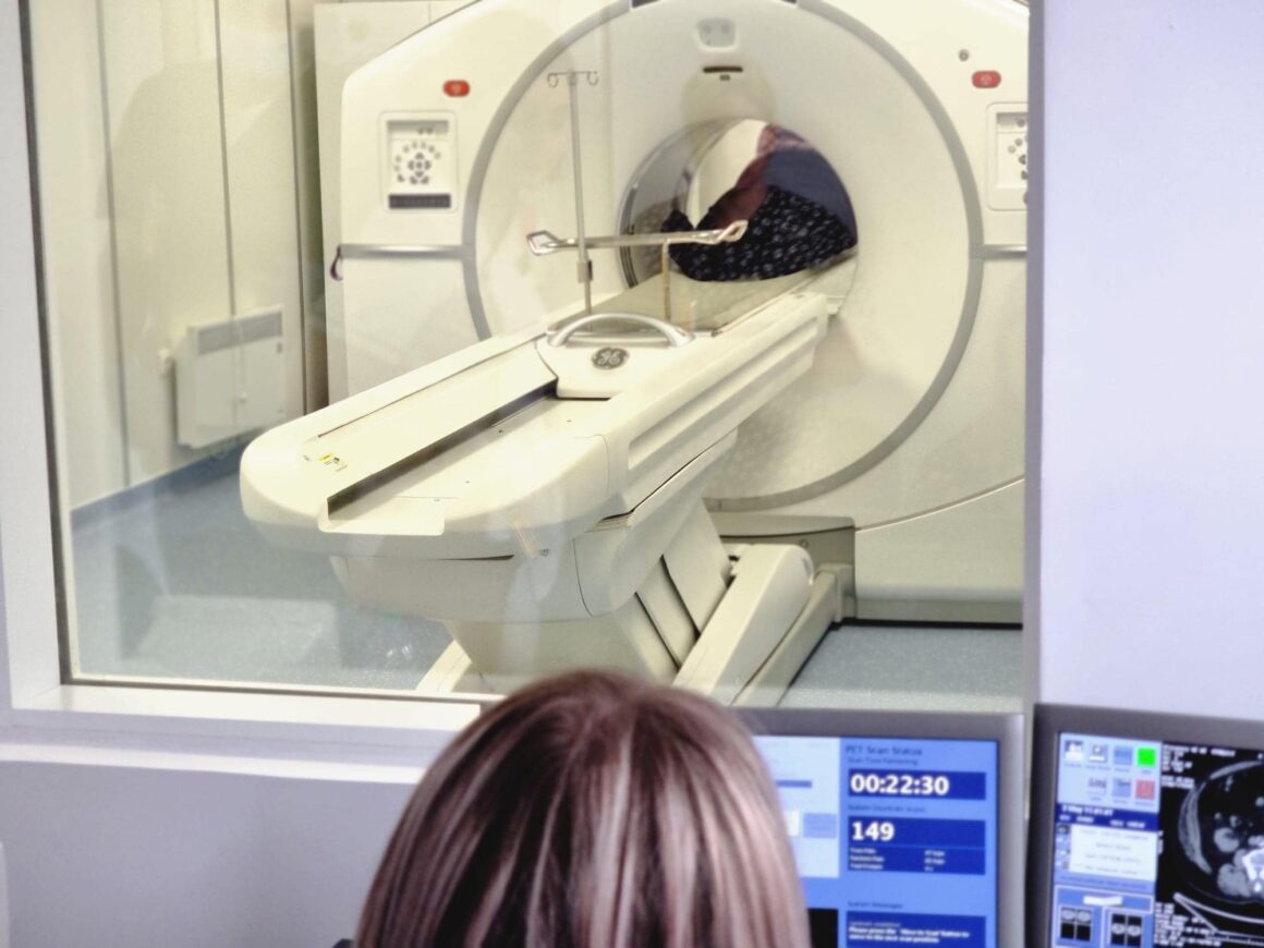 Tratament pentru cancer cu ajutorul inteligenței artificiale. Cum e văzută măsura în România