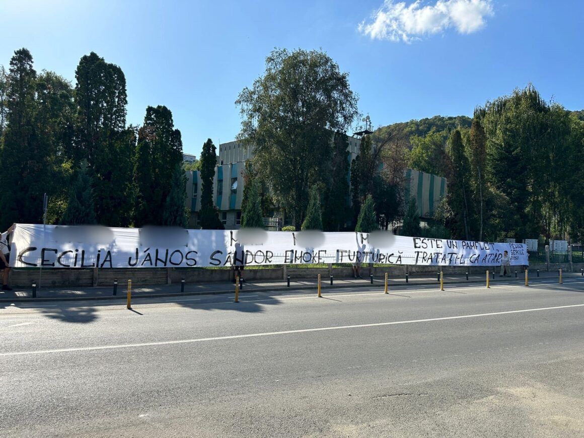 Suporterii U Cluj au dat replica TVR Cluj, după ce echipa a fost înjurată pe postul public – FOTO