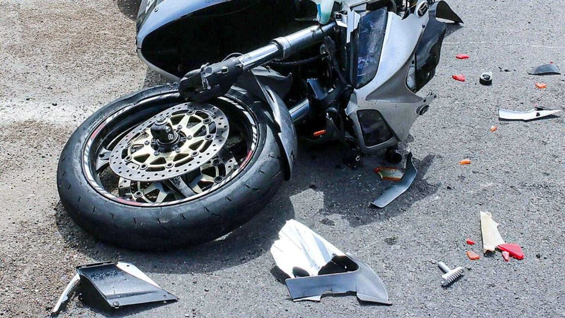 Motociclist accidentat în Piața Cipariu din Cluj-Napoca! S-a scurs carburant pe carosabil