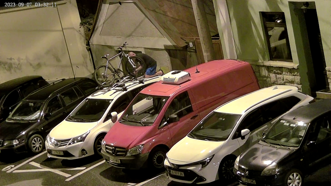 Hoț tupeist la Cluj! A fost FILMAT cum s-a urcat pe o mașină ca să fure o bicicletă. Haideți să ajutăm la prinderea lui – VIDEO