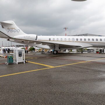 Bombardier_Global_7500_at_EBACE_2019_Le_Grand-Saconnex_EB190309.jpg Forțele Aeriene Elvețiene achiziționează un avion Bombardier Global 7500 pentru misiuni VIP