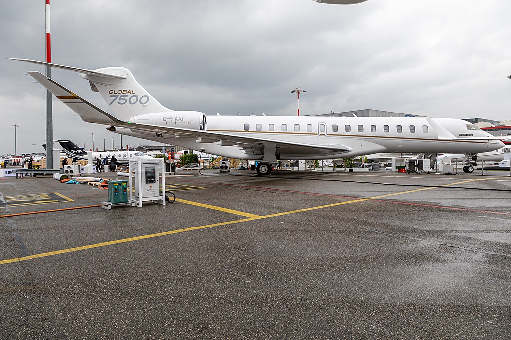 Bombardier_Global_7500_at_EBACE_2019_Le_Grand-Saconnex_EB190309.jpg Forțele Aeriene Elvețiene achiziționează un avion Bombardier Global 7500 pentru misiuni VIP