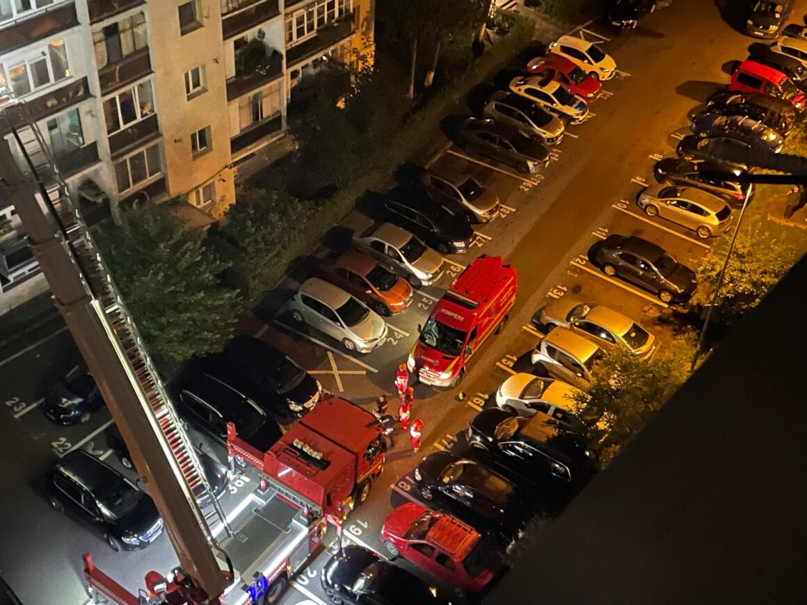 Pompierii au intervenit cu scara de acces la înălțime, în Mănăștur. Vecinii erau îngrijorați de ceea ce se întâmpla la etajul 5 – FOTO