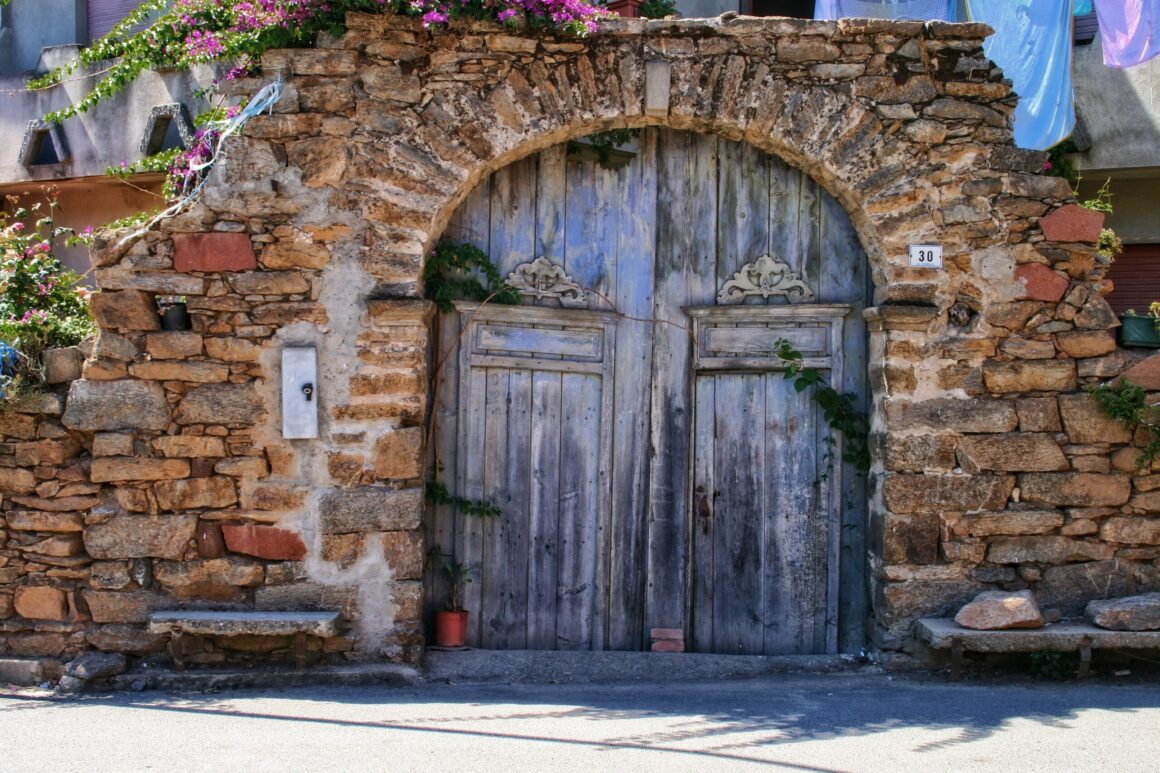 pexels-pixabay-277544-scaled.jpg Destinația de VIS în care o casă poate fi cumpărată cu 1 euro. Există o singură condiție