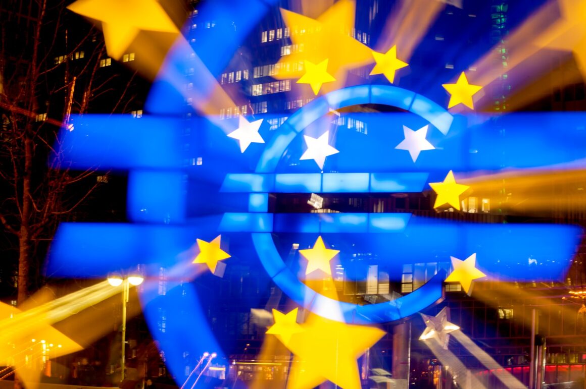 profimedia-0802466384.jpg Ritmul economic în zona euro continuă să fie sub așteptări, pe fondul politicii monetare rigide și din cauza situației globale
