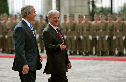 BushSolyom2006-01.jpg Fostul preşedinte maghiar Laszlo Solyom a murit duminică, la 81 de ani